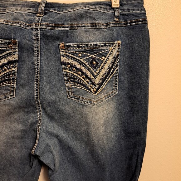 EST.1946 Denim Contemporary Distressed Embroidered Pocket Jeans W/Riveting Detai - Picture 2 of 8